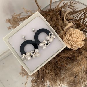 Pearl round black earrings